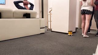The delivery guy came and the wife got his cock in her mouth