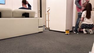The delivery guy came and the wife got his cock in her mouth
