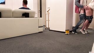 The delivery guy came and the wife got his cock in her mouth