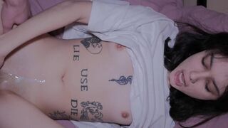 A cute girl has sex and receives a cumshot ♡