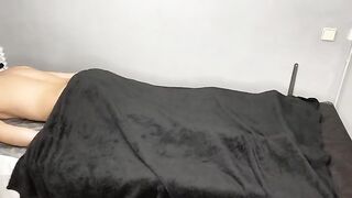 A masseuse turned into a slut during the session and got fucked