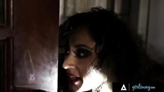 The investigator ate the hooker Riley Reid's pussy to get information