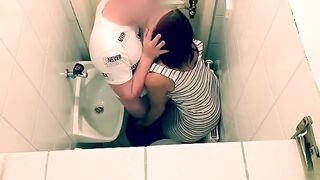 After a bad date, the guy screwed a girl in the restaurant toilet