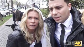 A blonde is fucking with a collector in front of her husband