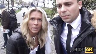 A blonde is fucking with a collector in front of her husband