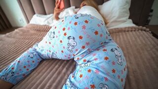 Stepdaughter seduces her stepfather by watching porn together