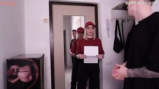 A sexy girl became a courier and met a stranger
