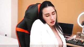 Pervert guy masturbates to sexy mom, gets her pregnant accidentally