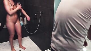 Babe got her pussy washed out after a shower session