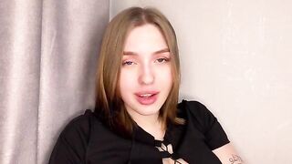 A girl with a juicy ass rubs herself at home and reaches orgasm