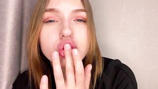 A girl with a juicy ass rubs herself at home and reaches orgasm