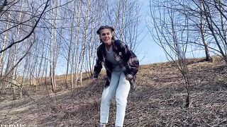 A cute girl is not at all shy of fucking outdoors