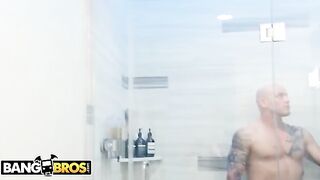Derrick Pierce gets ambushed by horny PAWG step-sister Mia Malkova