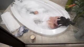 Guy shared bathroom with cute stepsister, but no sex. Shame!