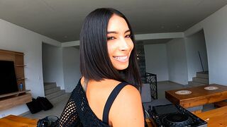 The DJ gave a lesson to a seduced girl
