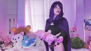 Raven finds Starfire's toys and experiments in a playful way