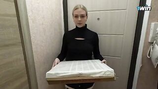 The courier was paid with pussy for undelivered pizza