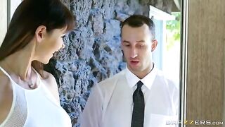 A beautiful woman got a noble man’s cock in her pussy