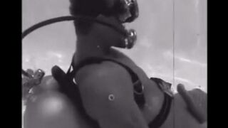 During the diving, she made an aqualangist a blowjob, showcasing skill