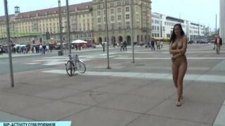 A little naked walk in the city for fun and relaxation