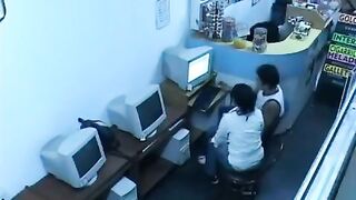A guy almost caught a girl who was fucking in the internet cafe webcam show