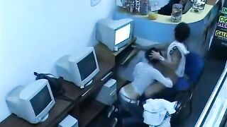 A guy almost caught a girl who was fucking in the internet cafe webcam show