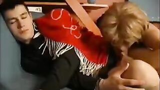 A mom woke her son up with a blowjob skill