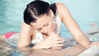 Sexual beauty has sex right in the swimming pool