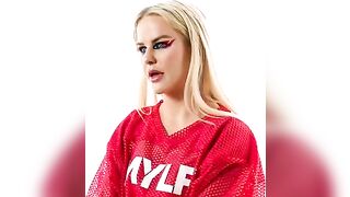 Too Slim Thick To Quit - zrelaya dvoryanka na sofae