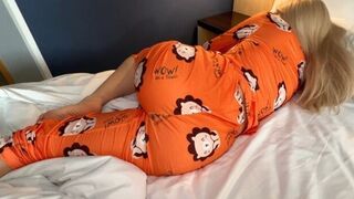 The cute girl in pajamas has a thick ass that she loves to flaunt