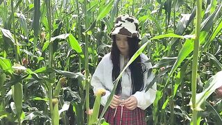 A security guard caught a thief in the act in a cornfield and took control
