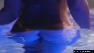 His cock is worthy of respect - минет страстной брюнетки