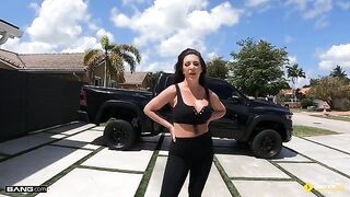 The couple fucked in the garage, it was very hot