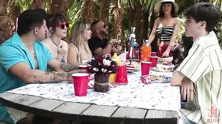 A master class in public blowjob right in the street