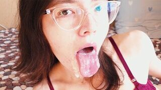 The cute girl tries to hold back but ends up vomiting on her boyfriend’s dick