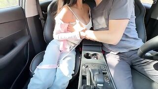 The beauty has sex in the car with her head on the seat