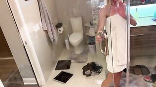 Two girls shared a cock in sauna until the end
