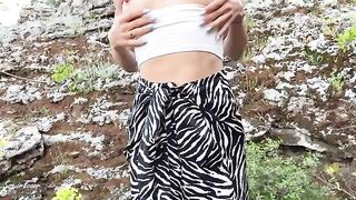 A stranger helps a brunette find her way and gets intimate with her outdoors