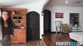 Real estate agent convinces picky client to buy a house by getting naked
